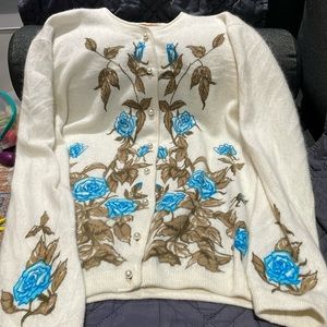 Adorable 1950’s cardigan w/ blue roses that look like tattoos -  Pearl buttons